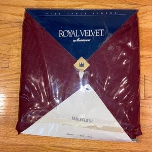Home. NWOT. Tablecloth. Royal Velvet by Fieldcrest